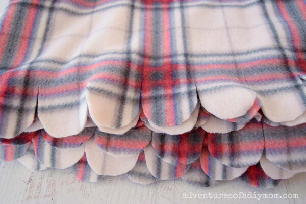 Scallop Edge Fleece Blanket Scallop Edge Fleece Blanket