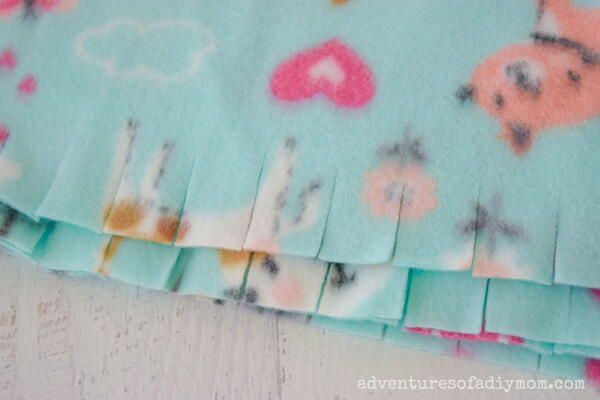 No Sew Fleece Blanket - Easy Project No Sew Fleece Blanket - Easy Project!