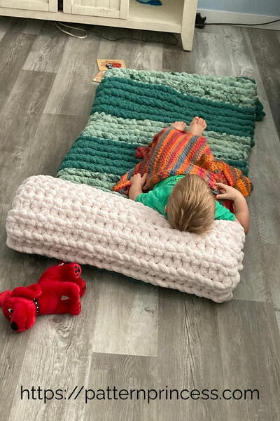 Easy Jumbo Yarn Crochet Lounger With Rolled Pillow Pattern Easy Jumbo Yarn Crochet Lounger With Rolled Pillow Pattern