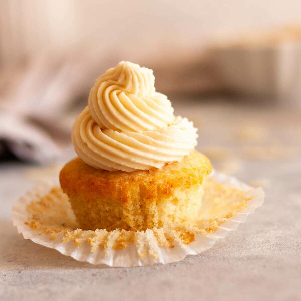 Easy Almond Buttercream Frosting Easy Almond Buttercream Frosting
