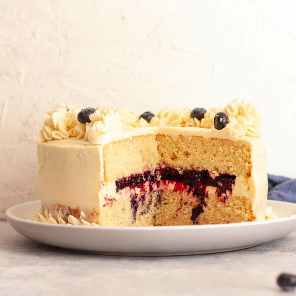 Vanilla Cake With Blueberry Filling Vanilla Cake With Blueberry Filling
