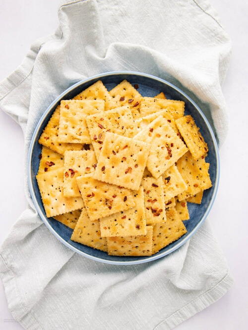 Firecrackers spicy Ranch Snack Crackers Firecrackers (spicy Ranch Snack Crackers)