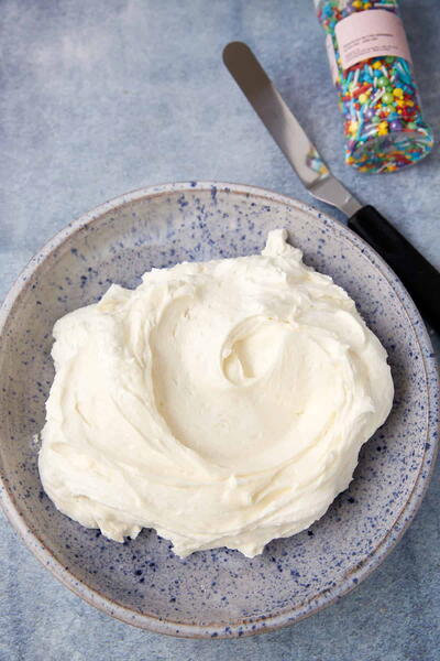 Easy Vanilla Buttercream Frosting 10-minute Recipe For Cakes And Cupcakes Easy Vanilla Buttercream Frosting (10-minute Recipe For Cakes And Cupcakes)