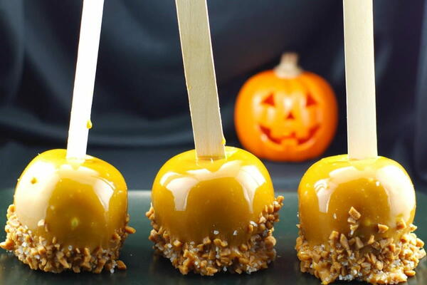 Salted Toffee Halloween Caramel Apples Salted Toffee Halloween Caramel Apples