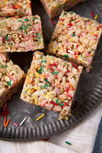 Soft Chewy Rice Krispie Treats With Sprinkles no-bake 15 Minutes Soft & Chewy Rice Krispie Treats With Sprinkles (no-bake, 15 Minutes)