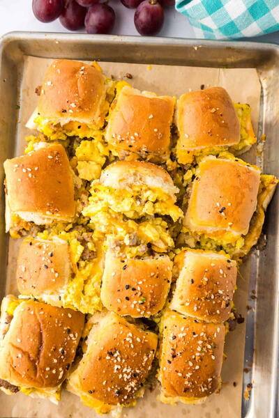 Breakfast Sliders with Sausage Breakfast Sliders (with Sausage!)
