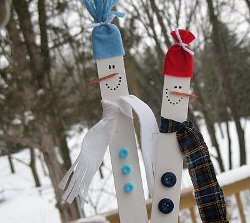 Paint Stick Snowmen | AllFreeChristmasCrafts.com