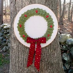 Felt Holly Wreath Tutorial