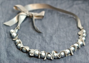 Smart n Snazzy: DIY: Ribbon, Pearl and Chain Necklace