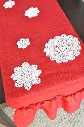 Easy Burlap Christmas Table Runner