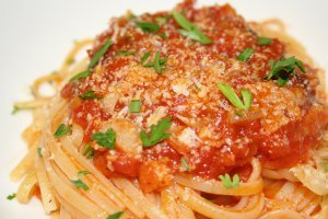 Spaghetti with Tomatoes and Bacon | RecipeLion.com