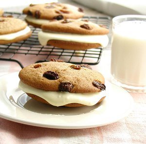 Carrot Cake Whoopie Pie