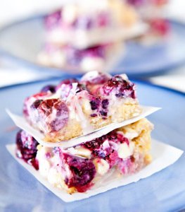 Creamy Mixed Berry White Chocolate Crumble Bars