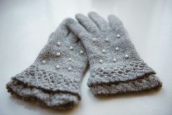 Chic and Cute Pearl Gloves