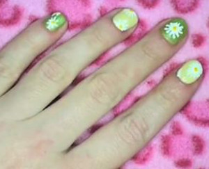 Daisy Nail Art Design