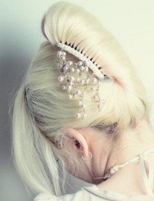 Elegant Pearl and Lace Headpiece