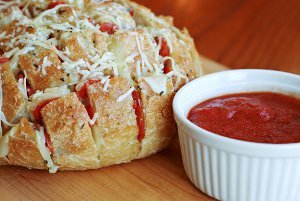 Pepperoni Pizza Pull-Apart Bread