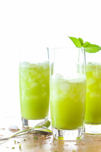 Fresh Sparkling Pineapple Mint Juice