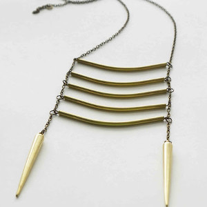 Rib-like Curved Bar Necklace