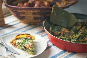 Potato-Crusted Spinach and Tomato Quiche