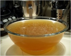 Simple Slow Cooker Chicken Stock