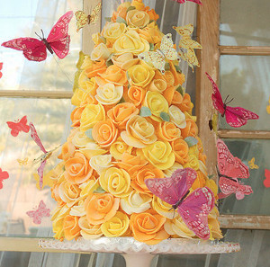 Gorgeously Golden Fondant Rose Wedding Cake