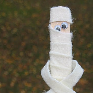 Cute Craft Stick Mummies