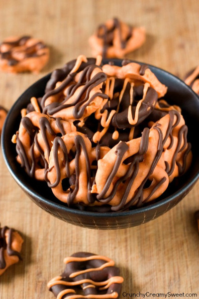 Pumpkin Spice Chocolate Covered Pretzels