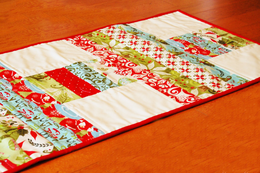 poinsettia table runner_ExtraLarge1000_ID 796784