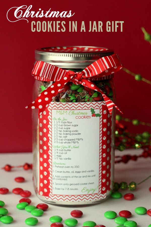 30 diy mason jar gifts: homemade holiday gift ideas kids and adults Giftable M&M Christmas Cookies in a Jar | TheBestDessertRecipes.com