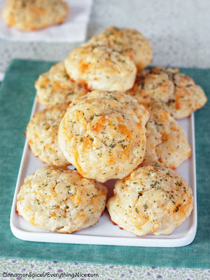 Homemade Red Lobster Cheddar Bay Biscuits