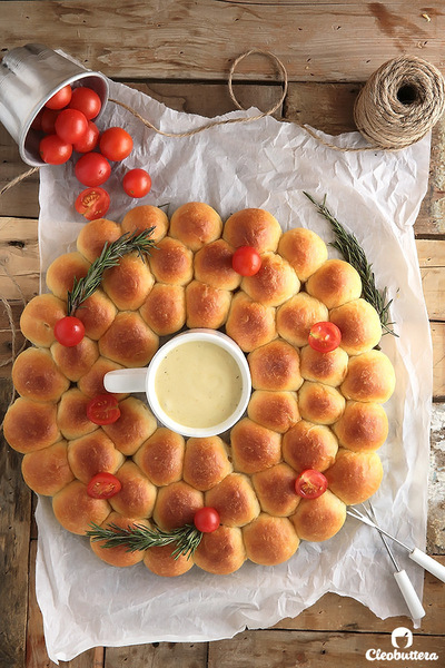 Dinner Rolls Ring with Cheese Fondue Dip