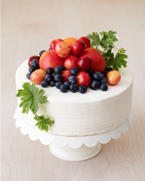 simple cake decoration with fruits