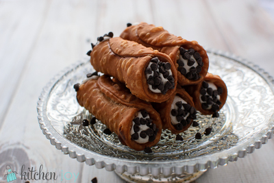 Homemade Cannoli with Creamy Filling