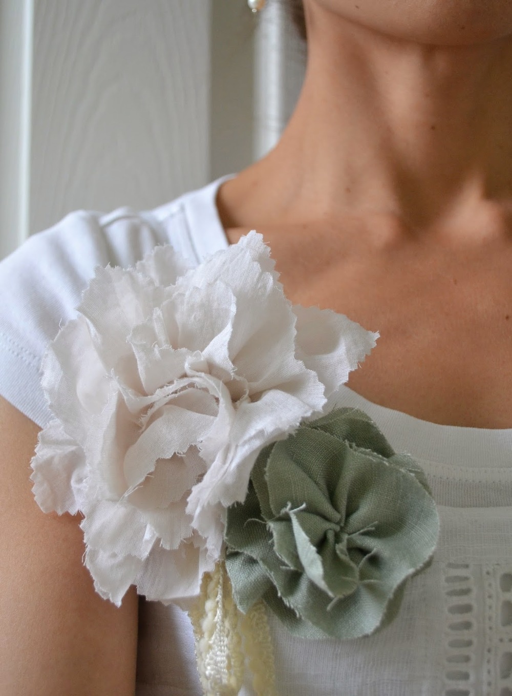 Украшение платья цветами из ткани