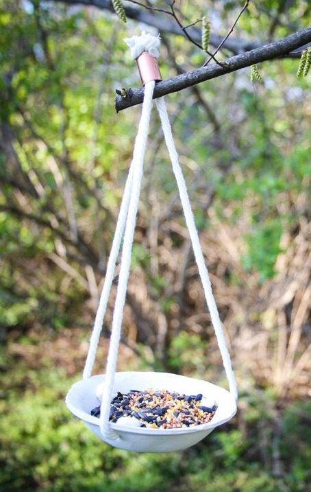 Simple DIY Bird Feeder | AllFreeHolidayCrafts.com