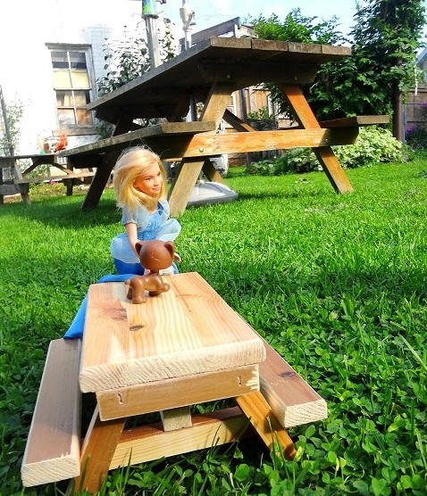 DIY Barbie's Picnic Table