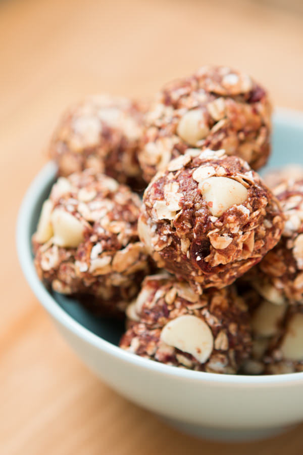 5-Ingredient No Bake White Chocolate Energy Bites | FaveHealthyRecipes.com