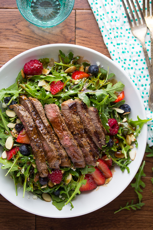 Balsamic Steak, Berry and Arugula Salad | RecipeLion.com