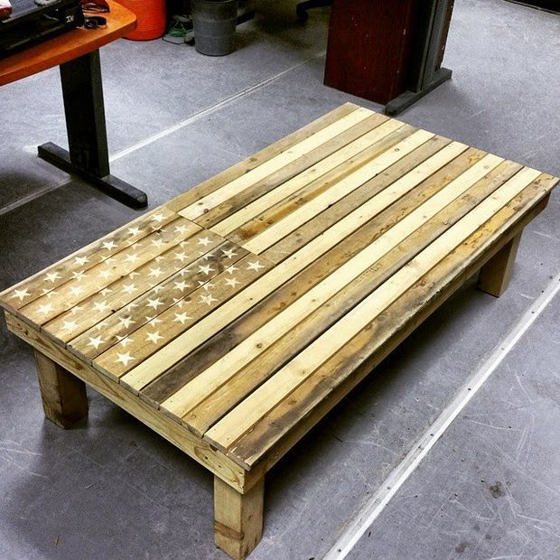 American Flag DIY Pallet Coffee Table DIYIdeaCenter.com