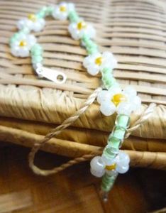 How to make a flower friendship bracelet: daisy chain pattern