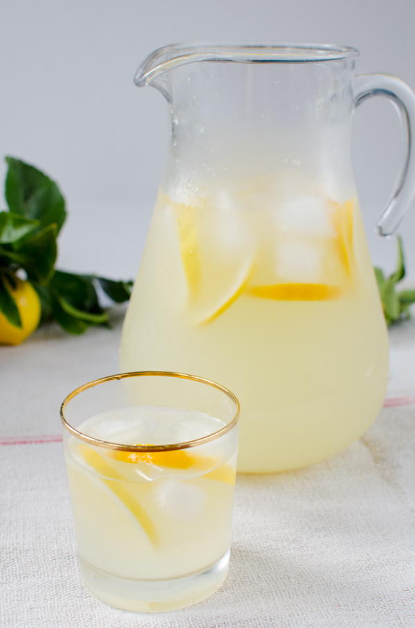 Simple Homemade Lemonade | FaveSouthernRecipes.com