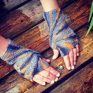 Starburst Fingerless Gloves Knitting Pattern