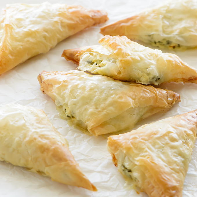 Sun Dried Tomato and Spinach Phyllo Pockets | RecipeLion.com