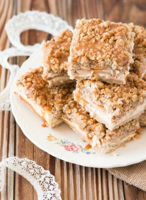 Apple Crisp Cheesecake Bars