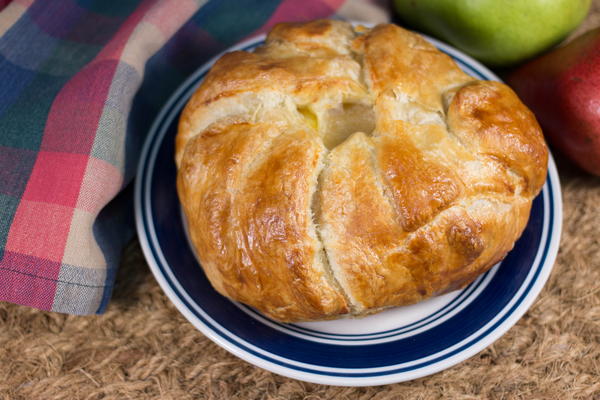 Puff Pastry Baked Brie with Pears