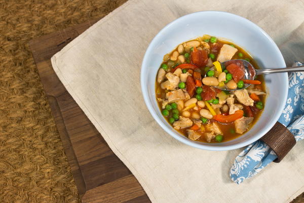 Hearty Chicken and White Bean Soup