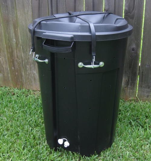 Budget-Friendly DIY Compost Bin | DIYIdeaCenter.com