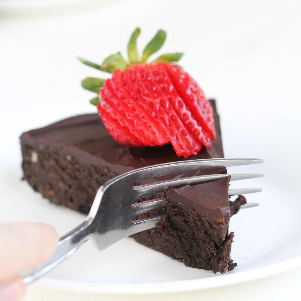 Fudgy Flourless Chocolate Cake 