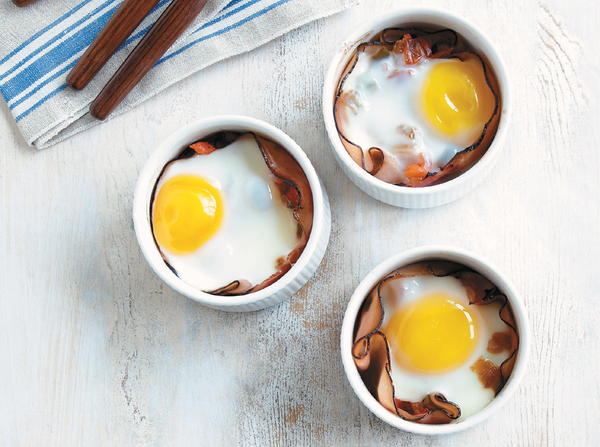 Baked Eggs with Tomato and Bell Pepper Marmalade
